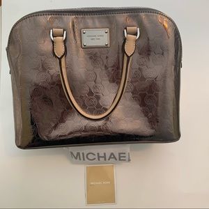 MICHAEL Michael Kors Silver metallic handbag with detachable/adjustable strap.